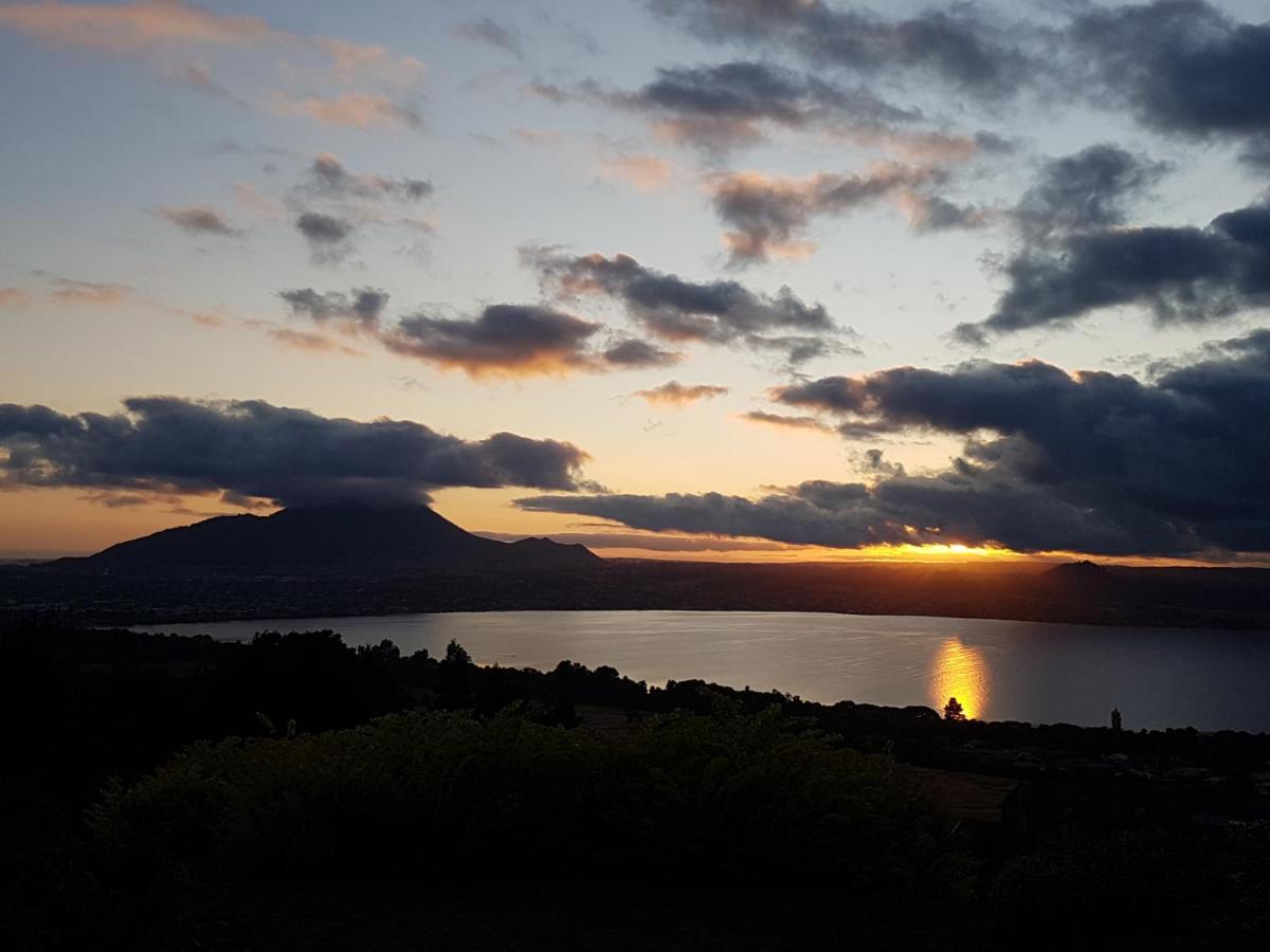 Te Moenga Lodge Taupomeer Buitenkant foto